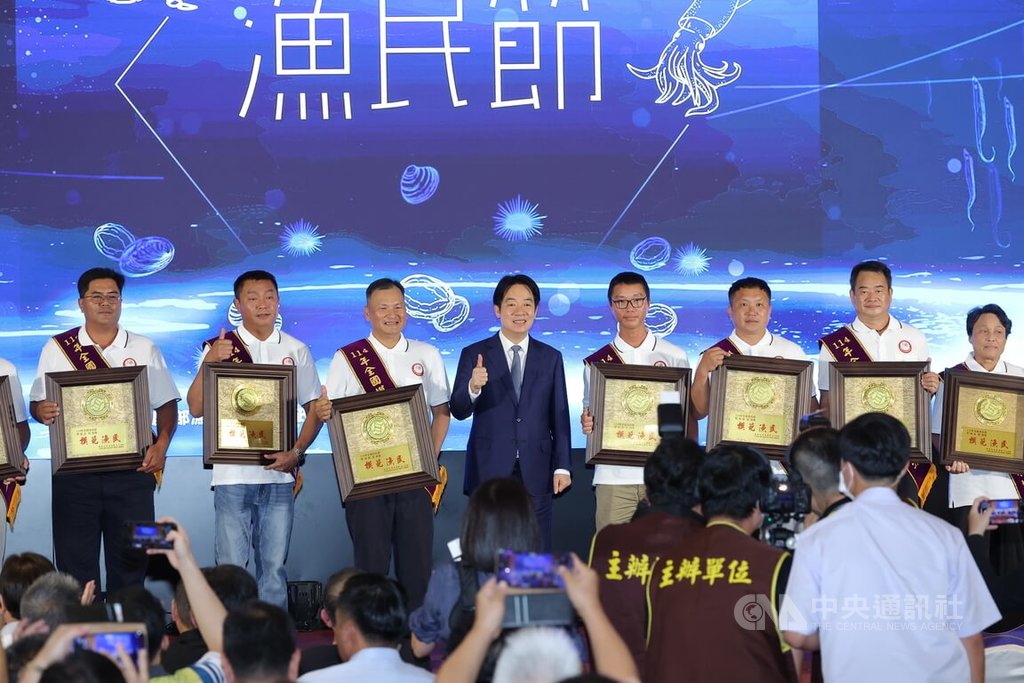 全國漁民節頒獎　賴總統與得獎者合影