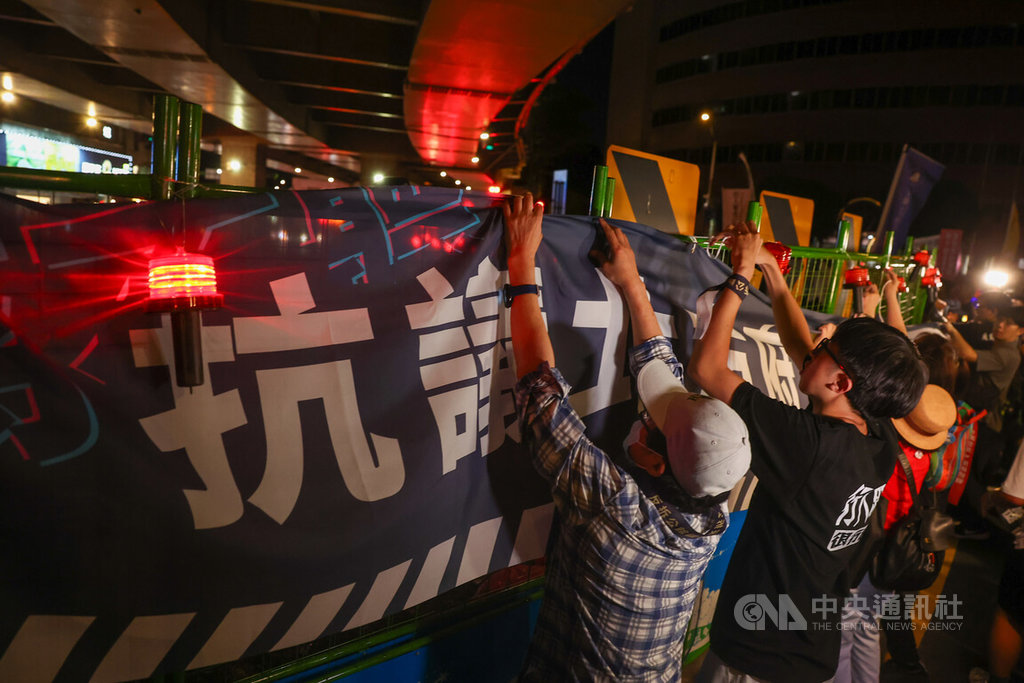 民團反強拆公館圓環　掛布條抗議（1）