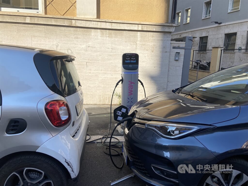 圖為義大利充電樁,由於各充電樁廠商間並無互通性,電動車車主須下載原廠應用程式以找尋合適的充電站。(中央社檔案照片)