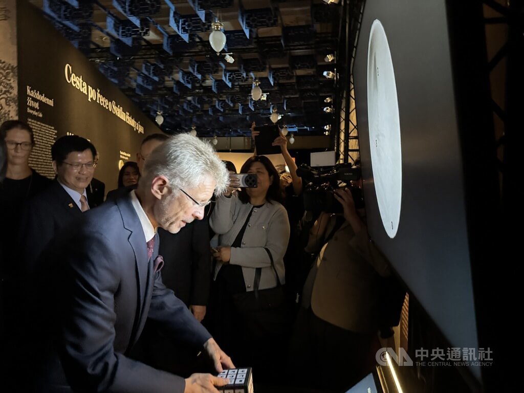 捷克參議長維特齊 體驗故宮3D文物互動裝置