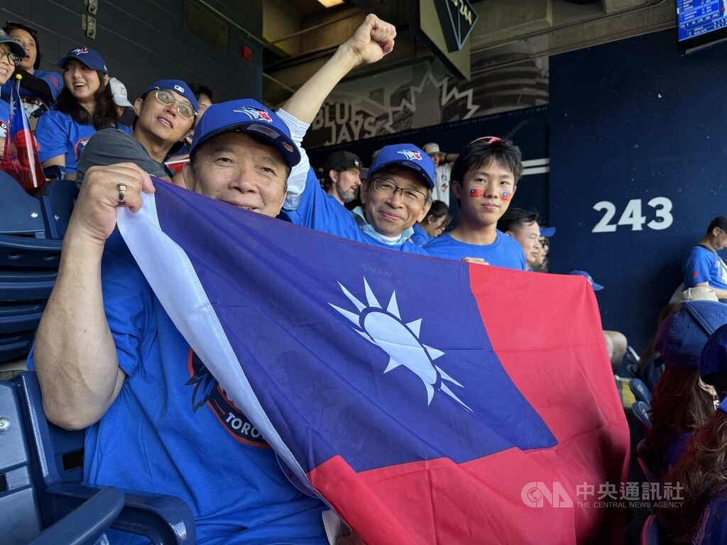 多倫多台僑揪團試辦「台灣日」　攜國旗到場歡呼多倫多台僑社區首度揪團舉辦「台灣日」，到職棒MLB藍鳥隊主場挺棒球；還有僑民帶著巨幅國旗現場球場。