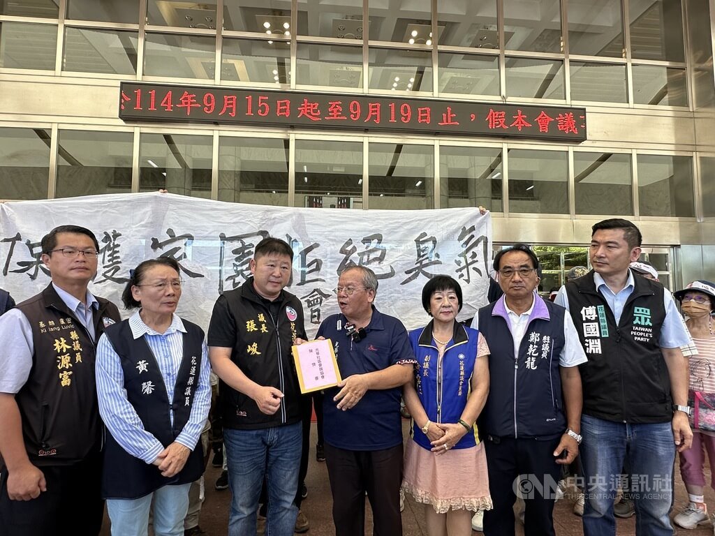 花蓮吉安村民不滿垃圾場火警  議長收下陳情書