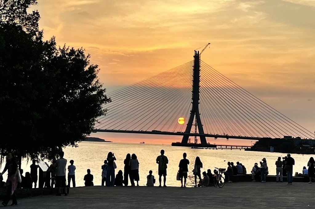 網熱追淡江大橋合龍前夕照美圖（1）