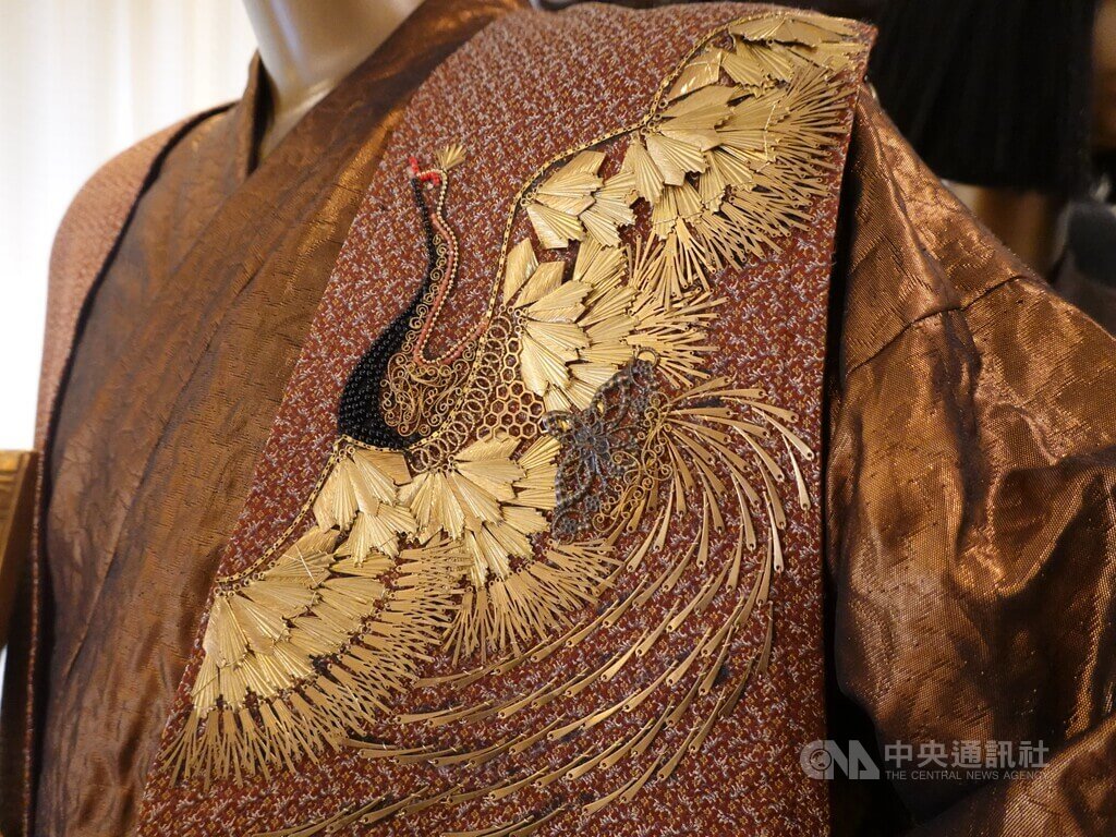 和服上華麗的鶴圖騰