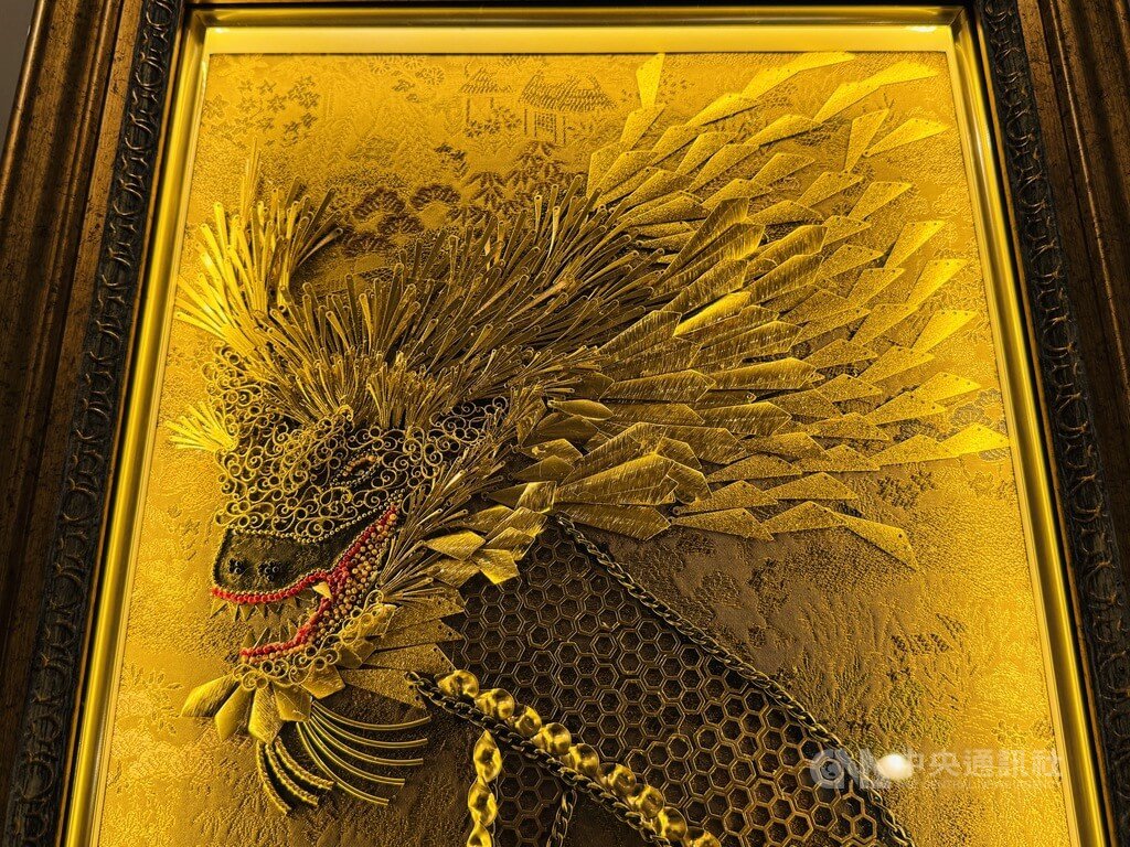 丸帶施加銀細工後變成畫作