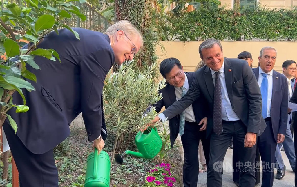 林佳龍在駐義代表處種下一棵樹