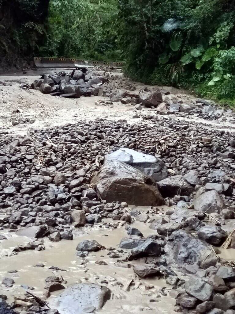 嘉義縣道159甲線大量土石滑落　阻斷交通