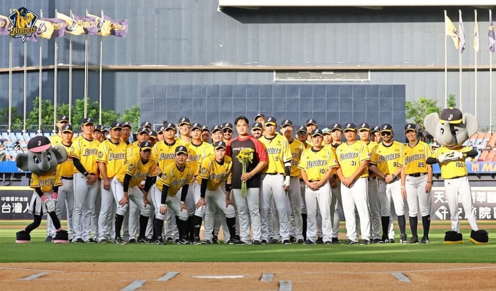 兄弟球團為林智勝獻上引退祝福