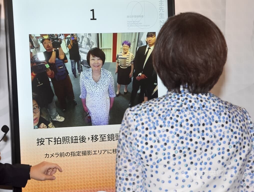 安倍昭惠體驗「數位李登輝特展」設備（3）