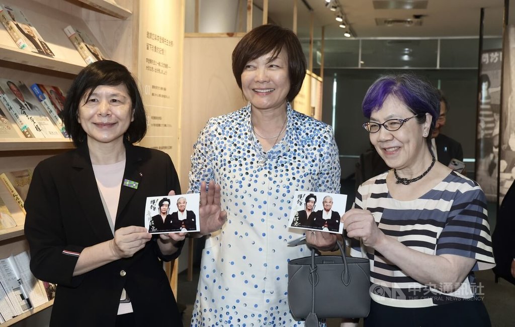 安倍昭惠體驗「數位李登輝特展」設備（1）