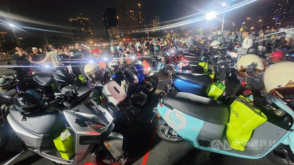 Gogoro夜行活動南下高雄　千輛機車集結港邊（2）