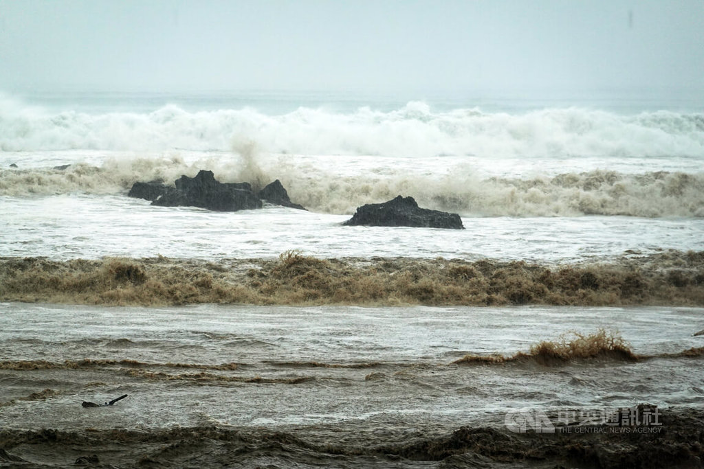 颱風樺加沙襲台　墾丁船帆石沙灘大浪一波波