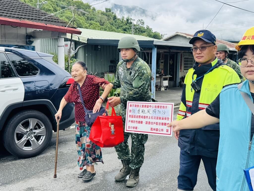 馬太鞍溪堰塞湖估將溢流  軍警助花蓮民眾撤離