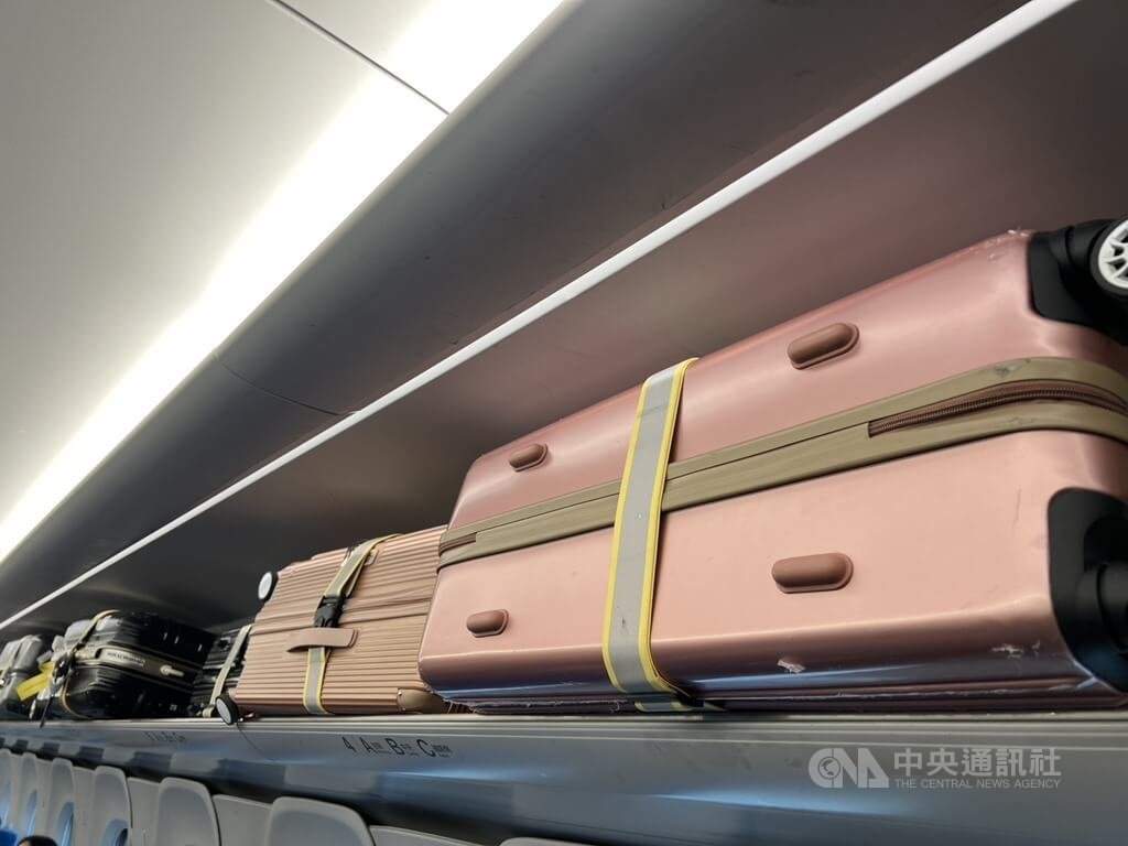 台灣高鐵新車廂座椅上方行李架深度加大