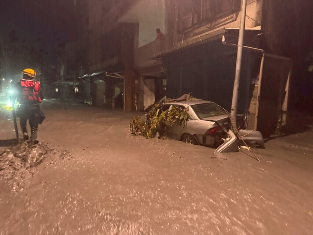 涉水深入光復災區  台東消防漏夜搜救（1）