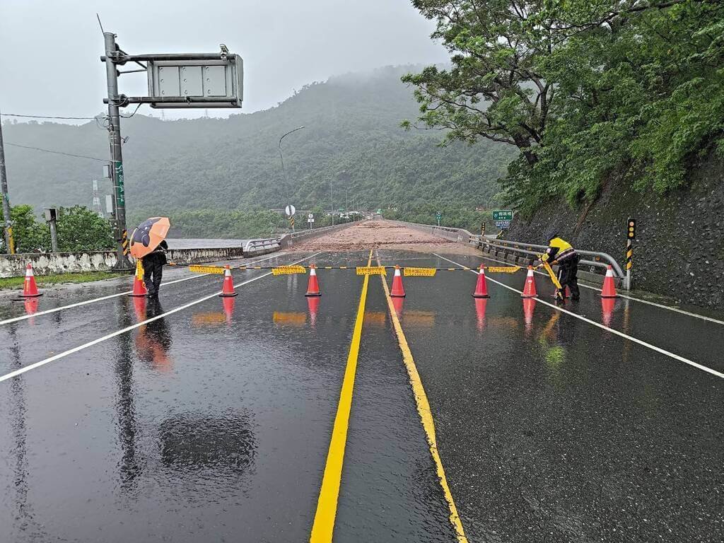 台9線龍過脈路段中斷　警派員交管示警