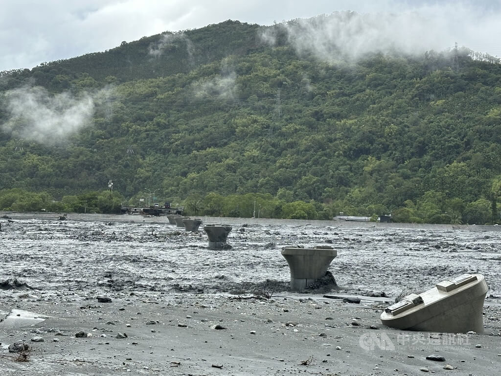 花蓮馬太鞍溪橋被沖斷  僅剩數座橋墩