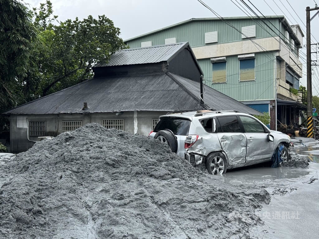 馬太鞍溪堰塞湖溢流釀災　花蓮光復地區滿地泥濘