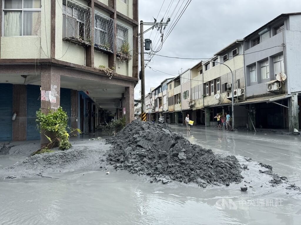 馬太鞍溪堰塞湖溢流　光復鄉敦厚路滿淤泥（2）