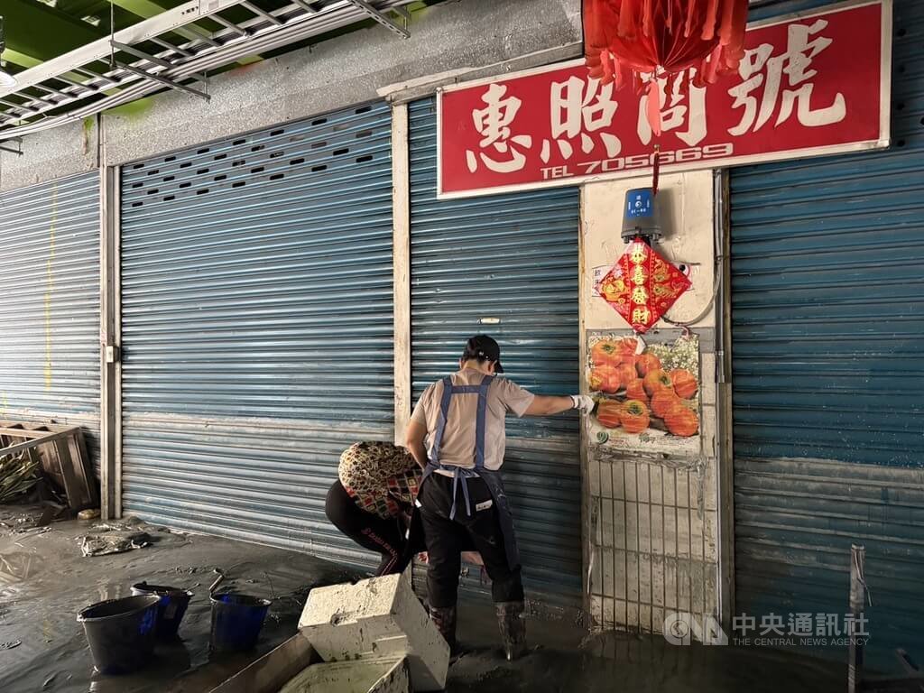 馬太鞍溪堰塞湖溢流　光復第一市場商家查看災損