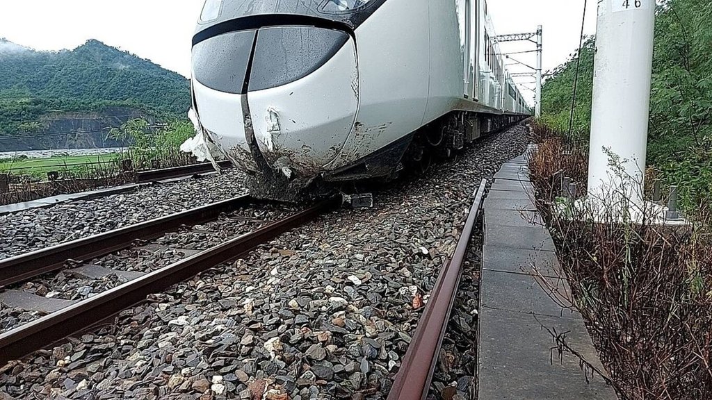 台鐵新自強號撞擊土堆　山里至鹿野間不通（1）