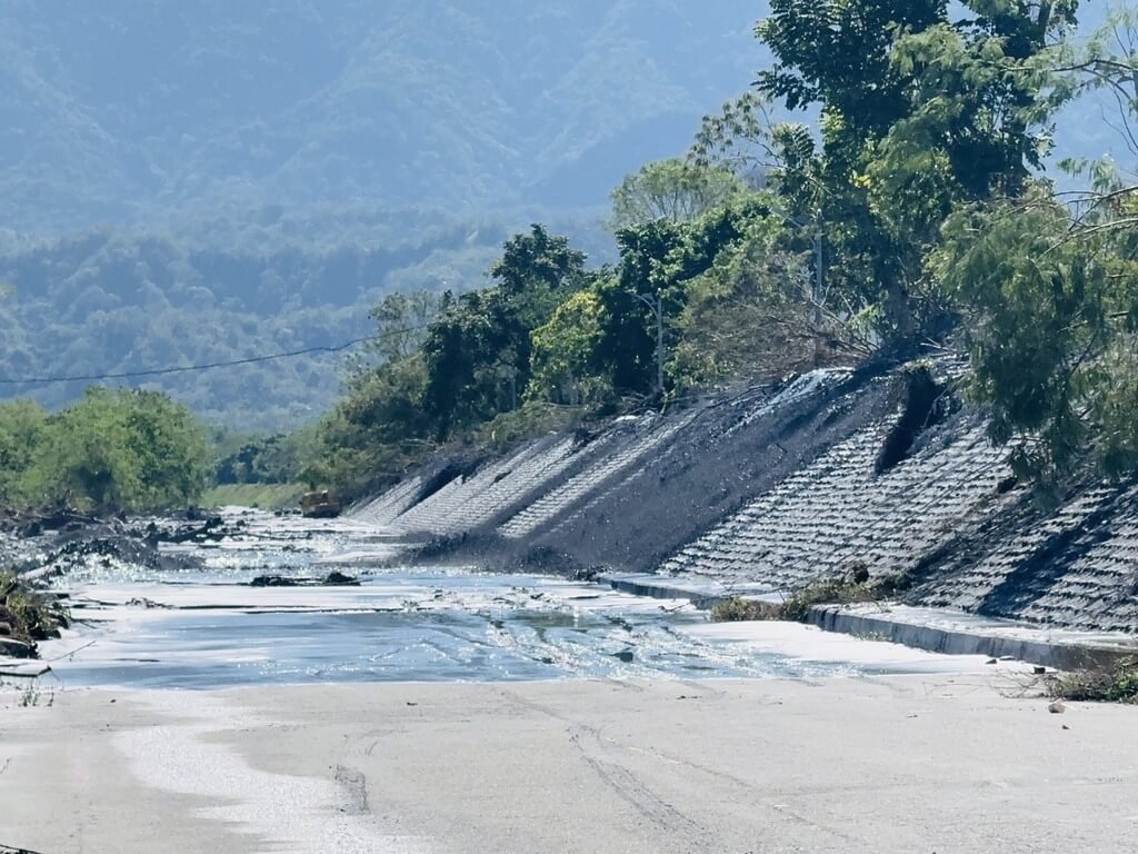 馬太鞍溪北岸堤頂溢流（1）