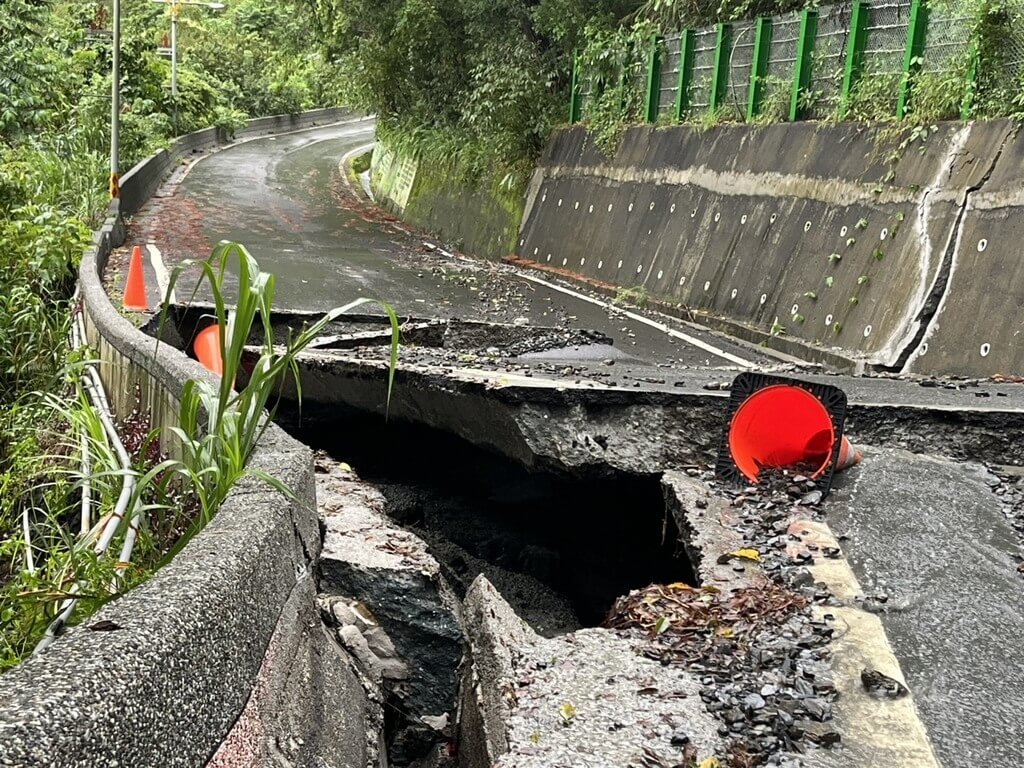 南橫新武路段路基現缺口（3）