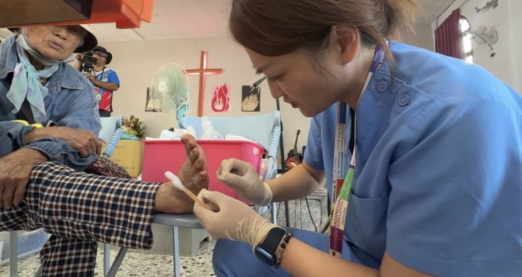 堰塞湖溢流釀災　花蓮門諾醫院護理師為民眾換藥