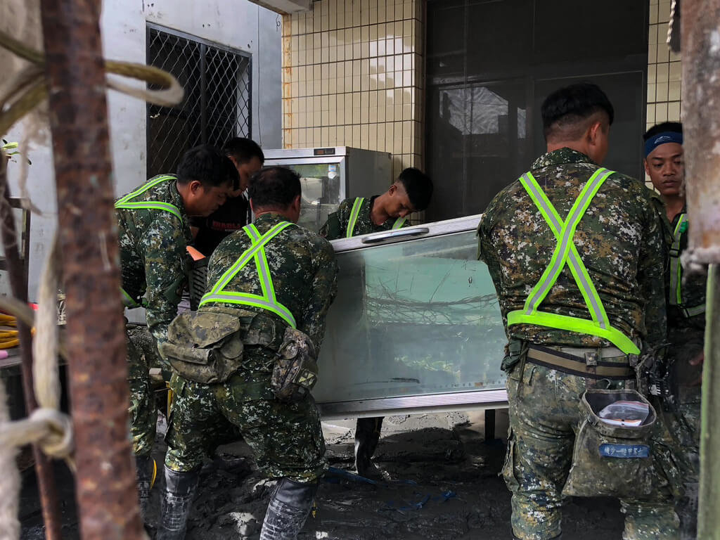 花蓮光復重災區　國軍入民宅助清理（2）