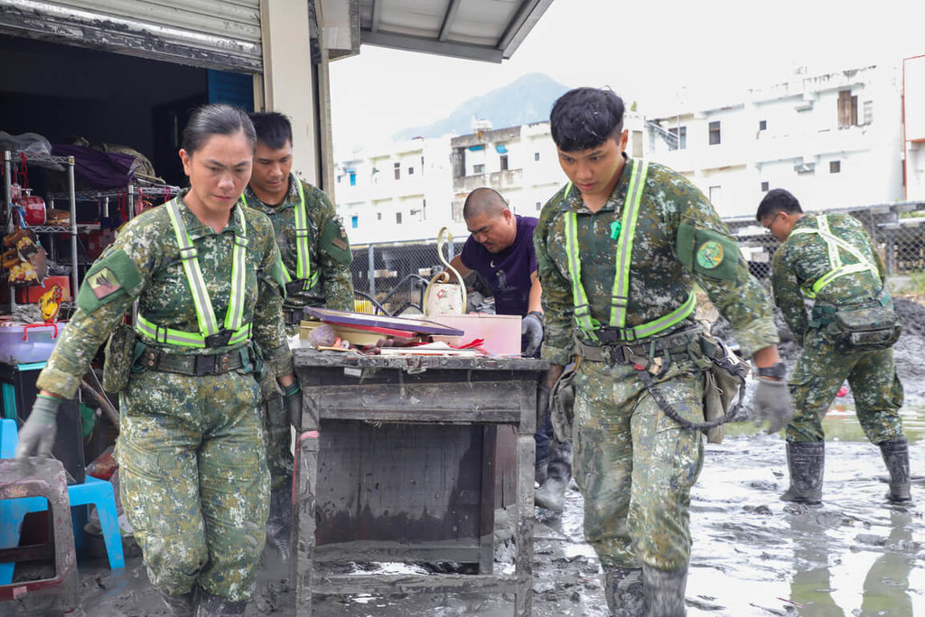 國軍支援花蓮光復廢棄物清運