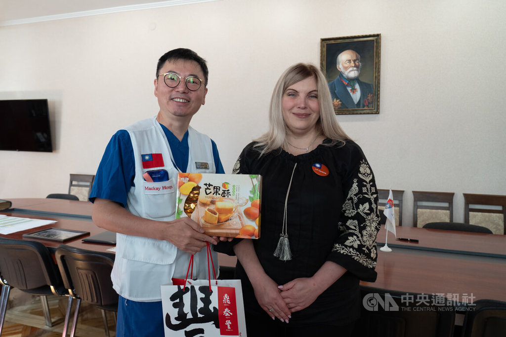 馬偕醫療團贈台灣特產給烏克蘭醫科大學代表