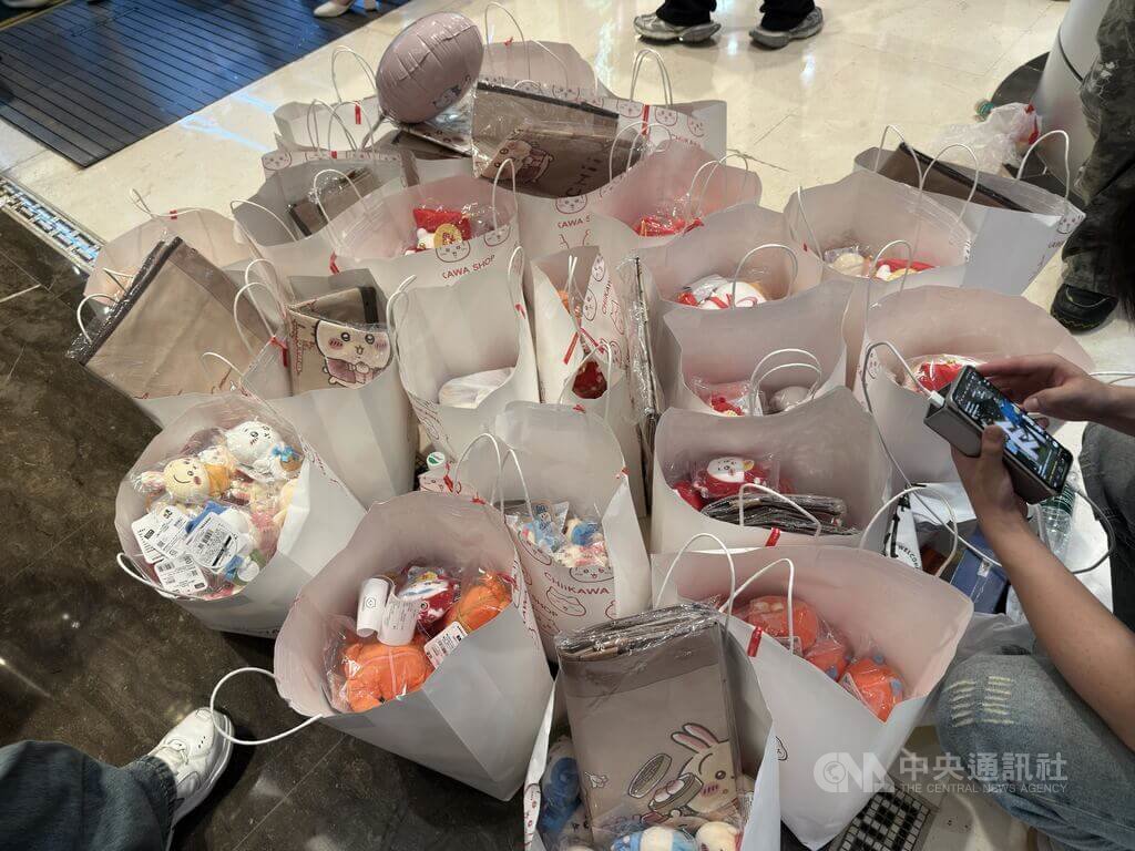 吉伊卡哇上海旗艦店外黃牛聚集
