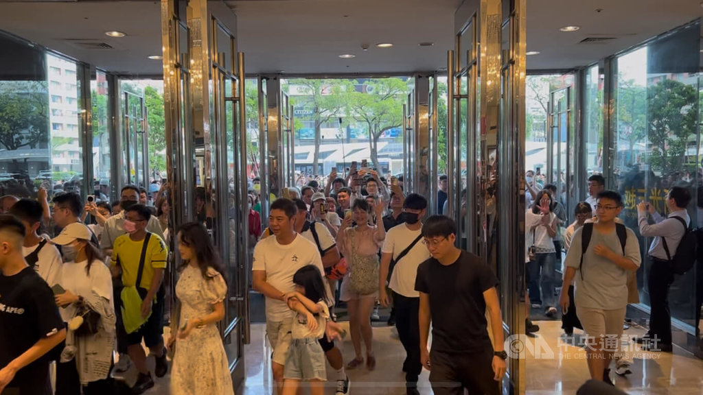 台中新光三越重新營業（2）