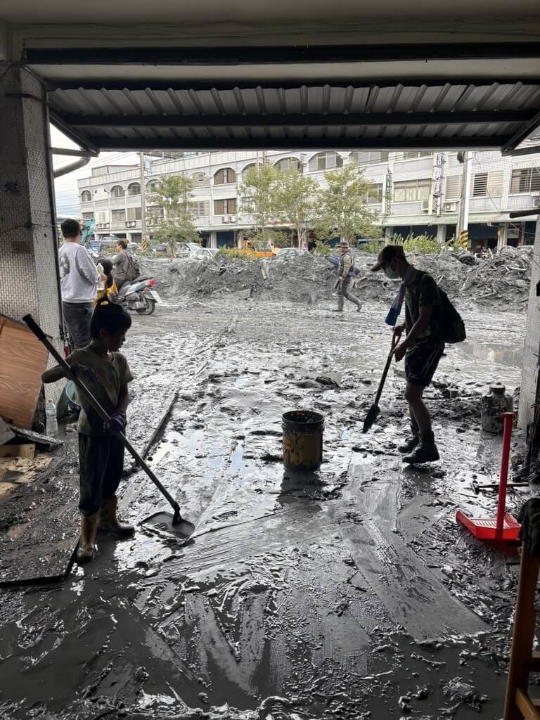 台東年輕人放棄連假赴花蓮救災