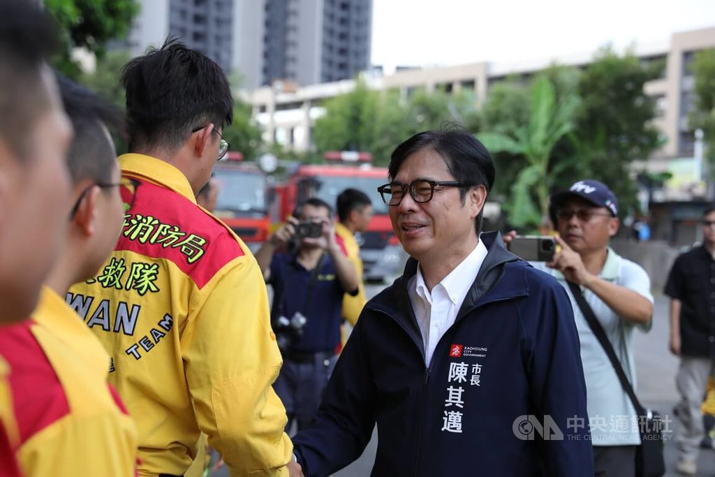 高市特搜馳援花蓮返回　陳其邁逐一握手致意