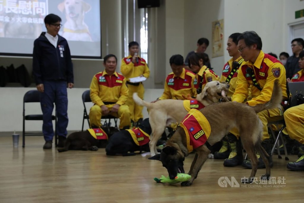 高市特搜馳援花蓮返回　陳其邁送玩具慰勞搜救犬