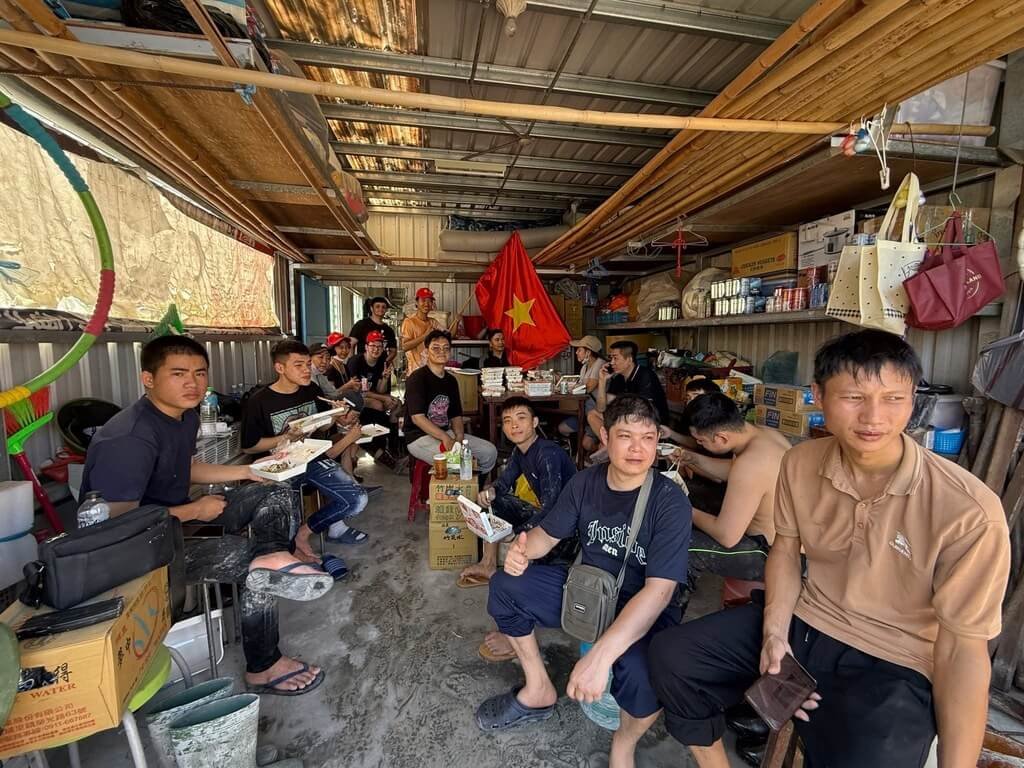 越南鏟子超人　光復清淤工作休息中