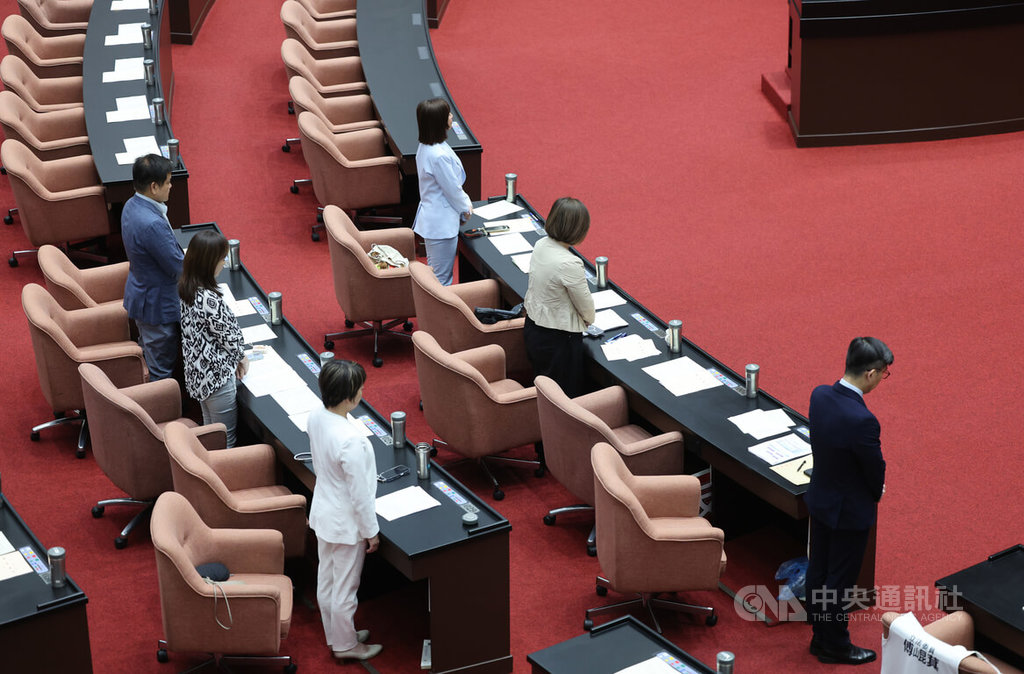 立委官員為花蓮堰塞湖溢流罹難者默哀（1）