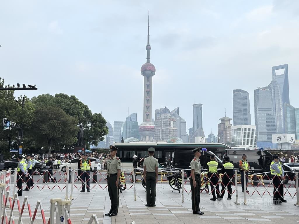 十一長假首日  上海外灘有大批警力嚴陣以待