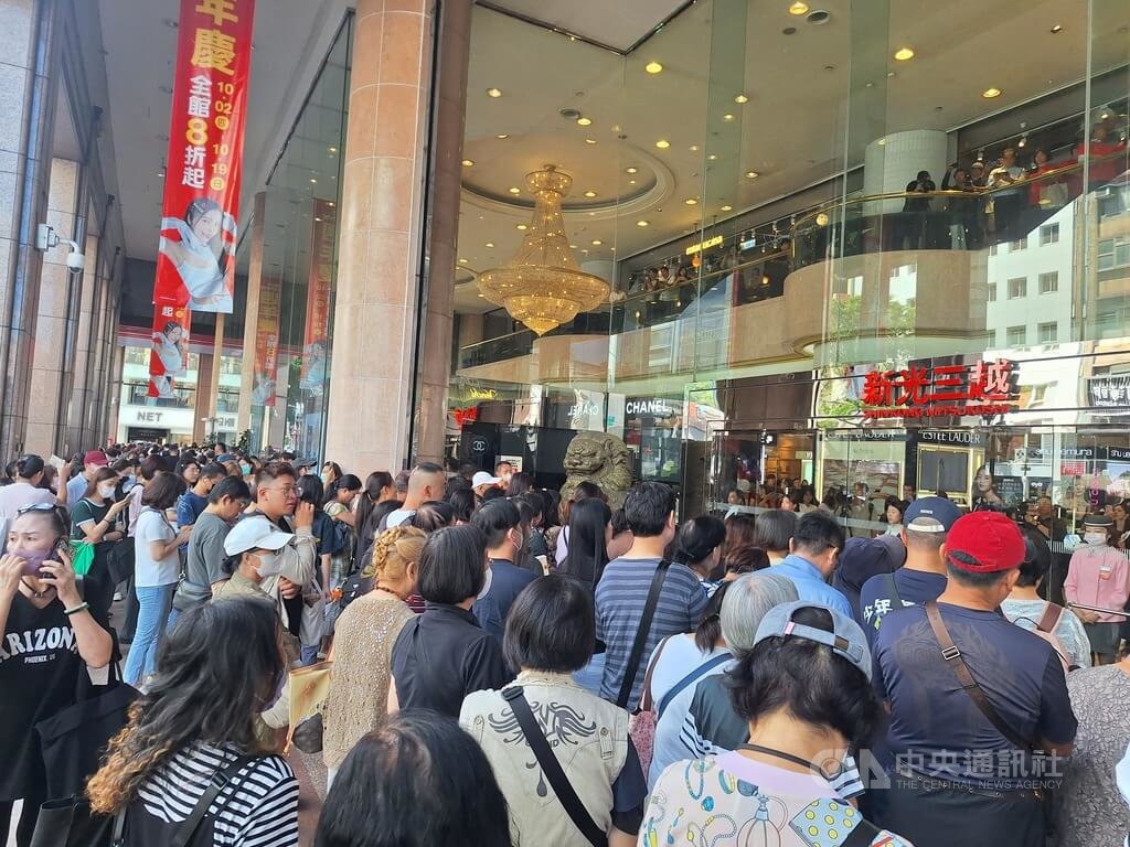新光三越南西店週年慶開跑　一早湧入人潮排隊