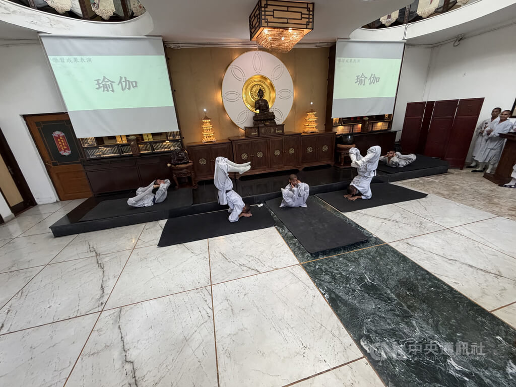 佛光山印度沙彌學園開學　沙彌瑜伽表演吸睛