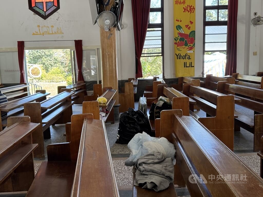 馬太鞍教會臨時收容所　災民以桌椅當床