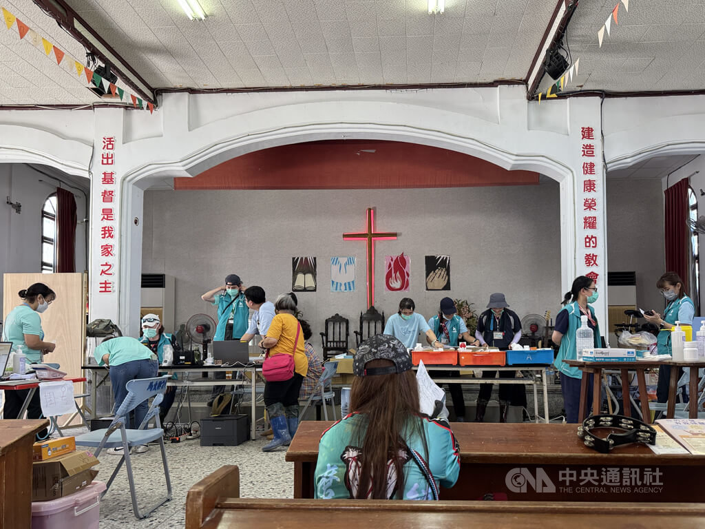 門諾醫院協助光復馬太鞍部落災民看診
