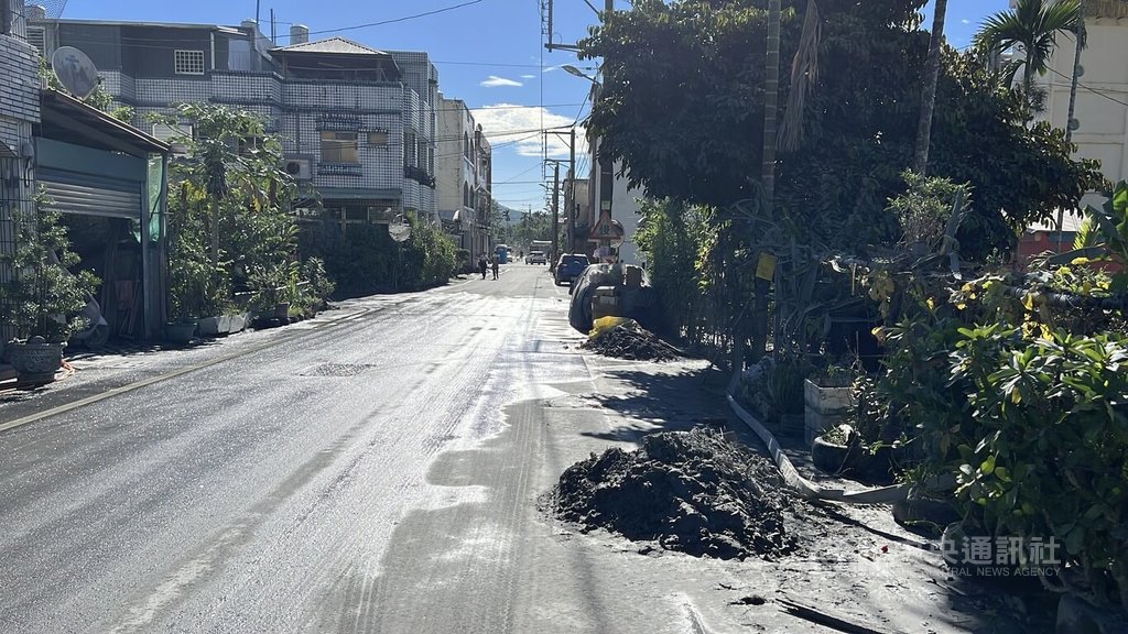秋節假首日光復湧入志工  專業人士取代鏟子超人