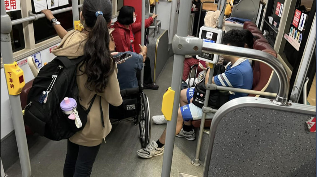 公車上默助搭輪椅老人