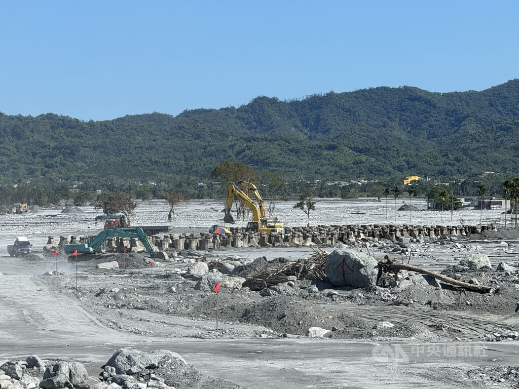 馬太鞍溪下游持續施工建構堤防