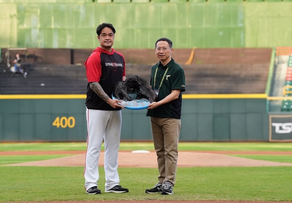 林智勝重返生涯起點澄清湖　台鋼雄鷹致贈紀念品