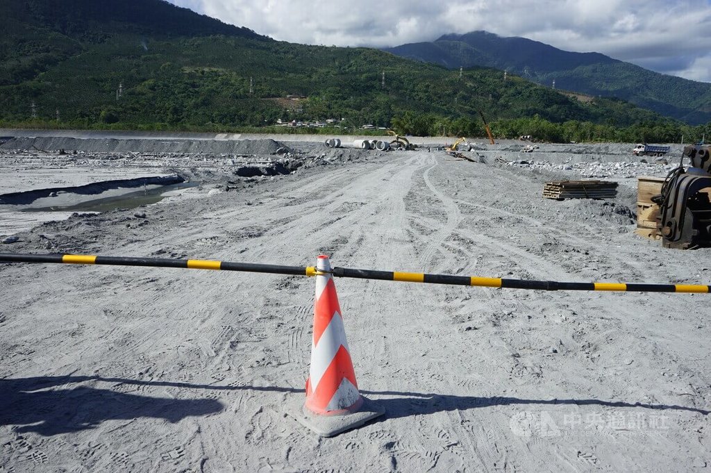 馬太鞍溪河床涵管便道趕工中