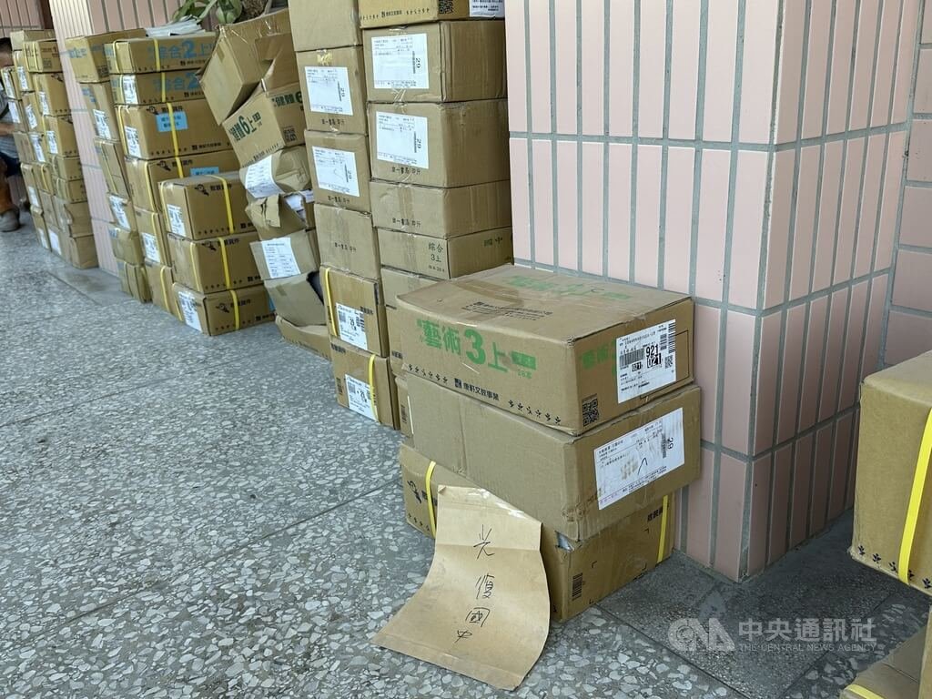 花蓮光復國中小10/7復課  新課本送達學校