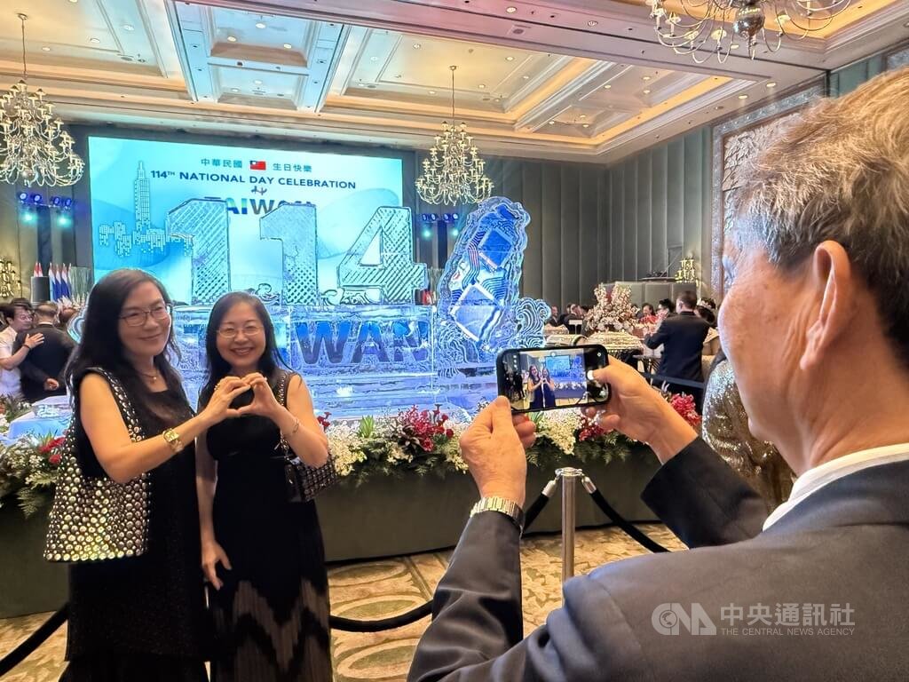 泰國國慶酒會擺放冰雕裝置吸引民眾拍照